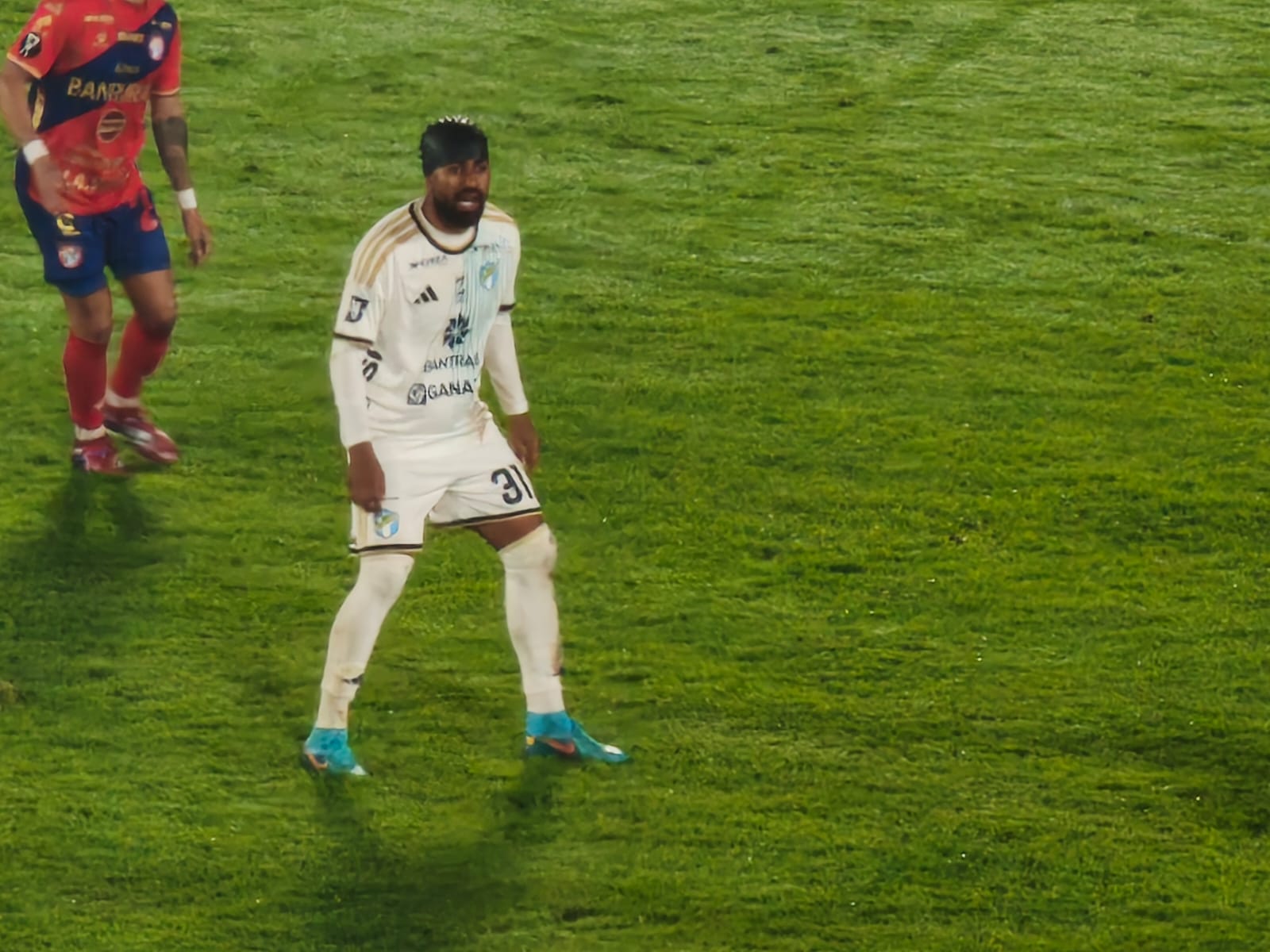 Dewinder Bradley muestra las heridas que le dejó el golpe de Ernesto Monreal