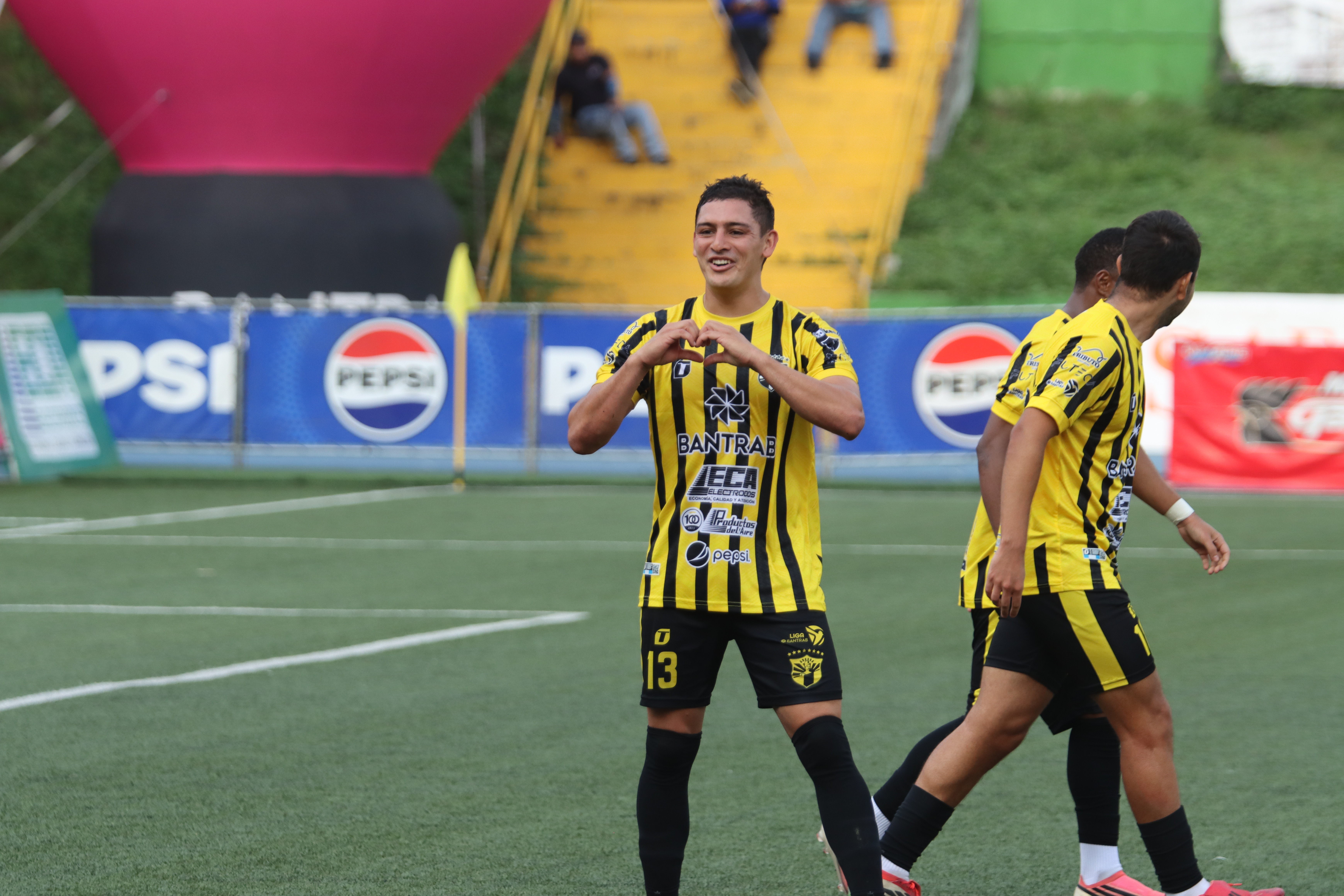 Triple empate en la cima de la tabla de goleadores del Apertura 2026