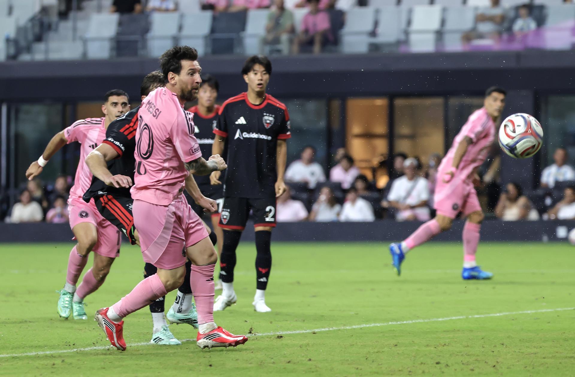 Messi brilla con un doblete en la goleada del Inter Miami ante el DC United