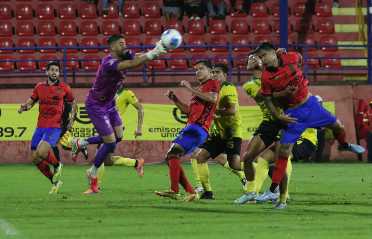 Guastatoya celebra ante Municipal un empate y el liderato