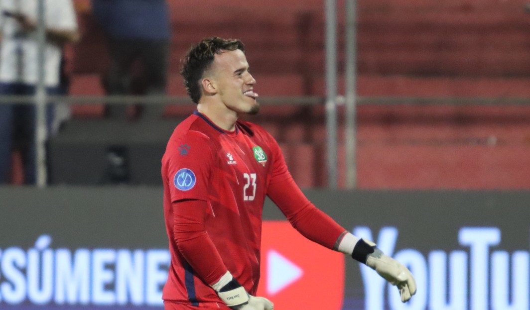 Equipo de Etienne Vaessen da respaldo a su portero
