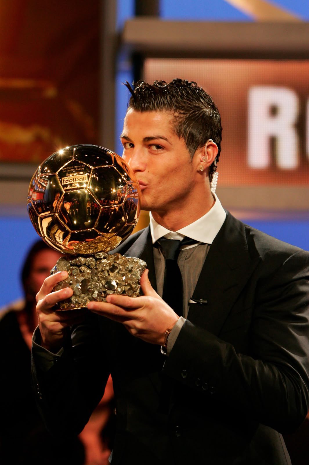Cristiano Ronaldo dedica a los aficionados el Balón de Oro de todos los tiempos