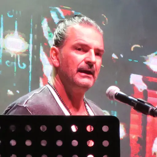 SJ002. SAN JUAN (PUERTO RICO), 15/08/2017.- El cantautor guatemalteco Ricardo Arjona durante una actuación hoy, martes 15 de agosto de 2017, en San Juan (Puerto Rico). Arjona dijo hoy en San Juan, donde se presentará en Puerto Rico el 20 y 21 de octubre p