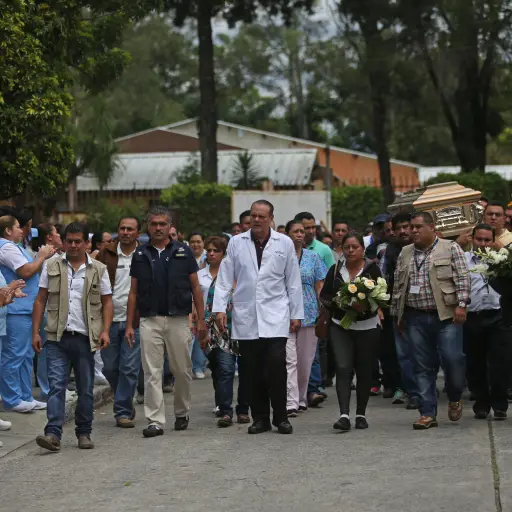 GU4008. CIUDAD DE GUATEMALA (GUATEMALA), 17/08/2017.- Compañeros trabajadores cargan frente al Hospital Roosevelt el ataúd de Margarito Sucuc, un guardia del nosocomio quien murió durante un ataque armado ayer en esas instalaciones de un gtrupo de pandill