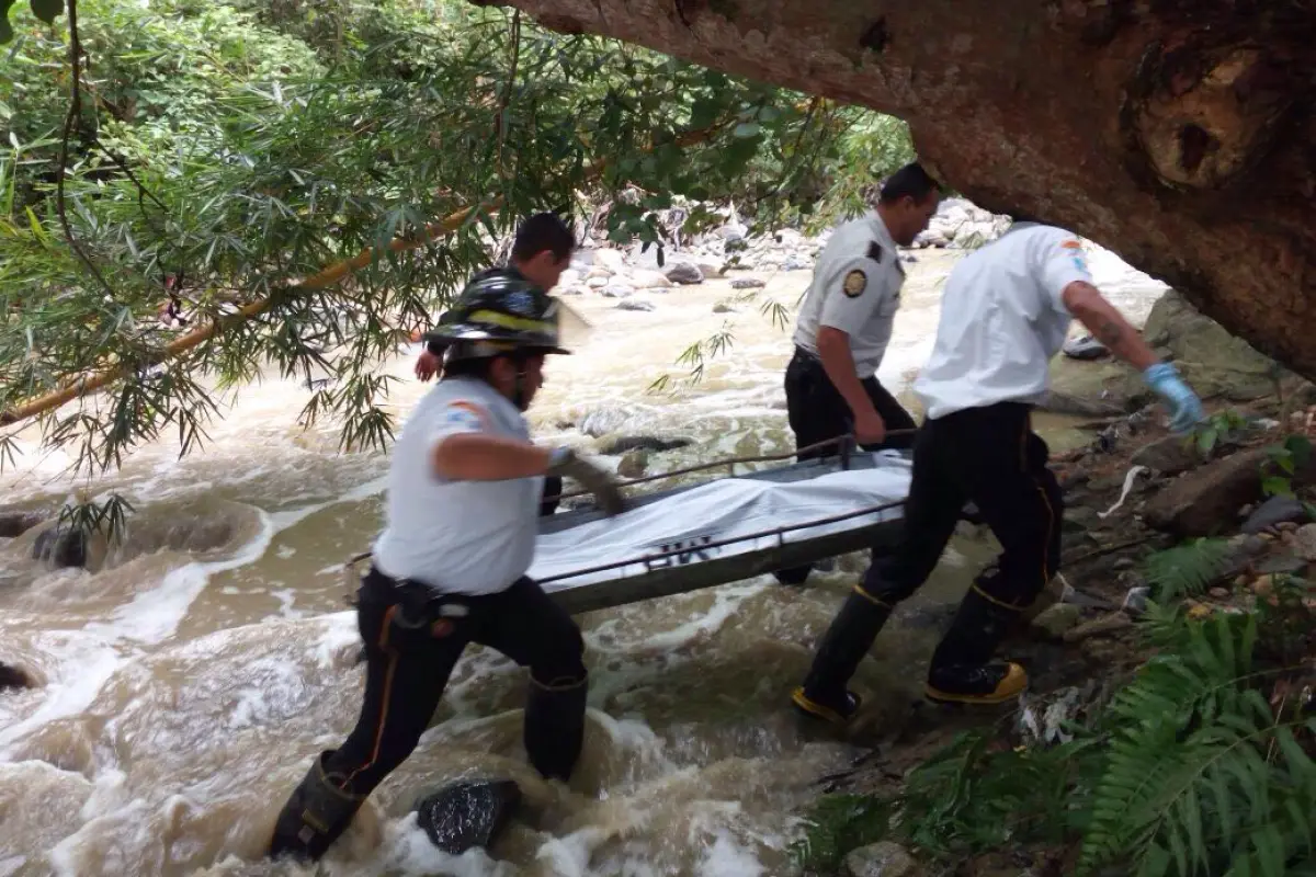 mujer arrastrada por río