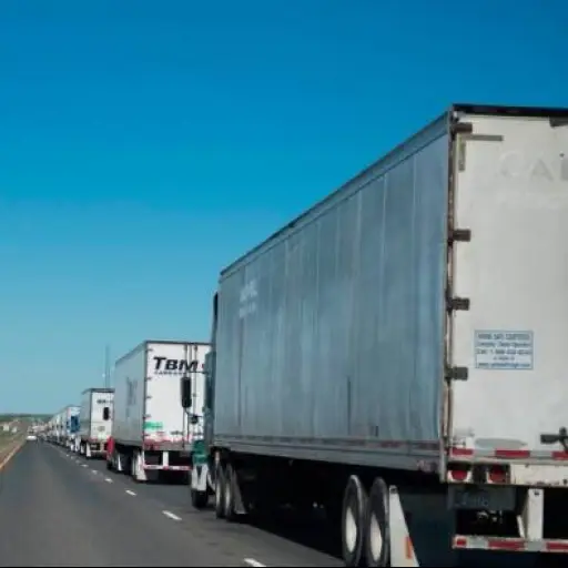 Rescatan a 17 indocumentados encerrados en un camión en Texas ,