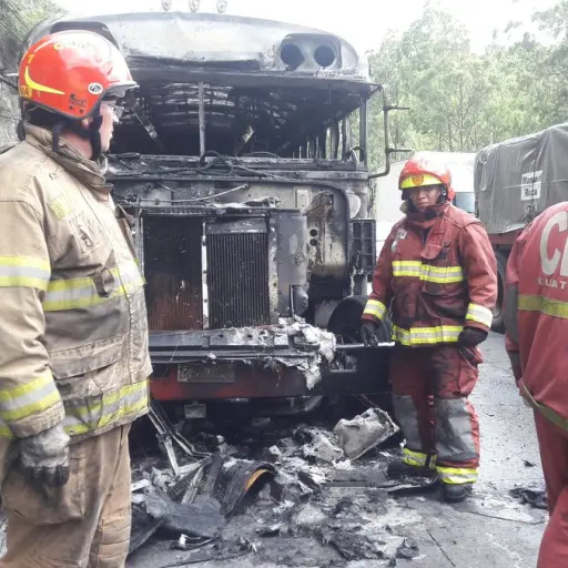 Bus se incendia en ruta al Pacífico; no hay víctimas    ,
