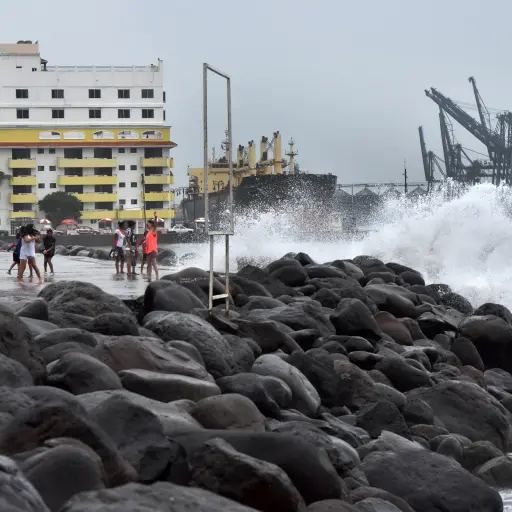 MEX51 VERACRUZ (MÉXICO), 09/08/17.- Varias personas observan el alto oleaje hoy miércoles 9 de agosto de 2017, en el estado mexicano de Veracruz. El Gobierno de México alistó más de 8.000 miembros de las fuerzas armadas y 3.000 refugios ante la cercanía d