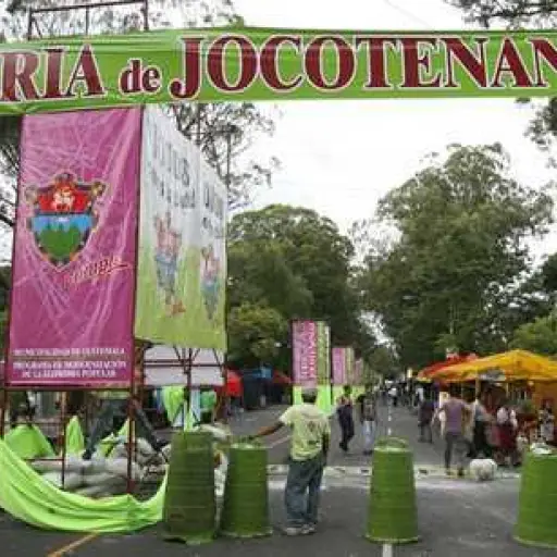 Feria de Jocotenango, zona 2,  vendedores colocan sus ventas y juegos de diversion, como parte de la celebracion por la virgen de la Asuncion. Fotografia Esbin Garcia