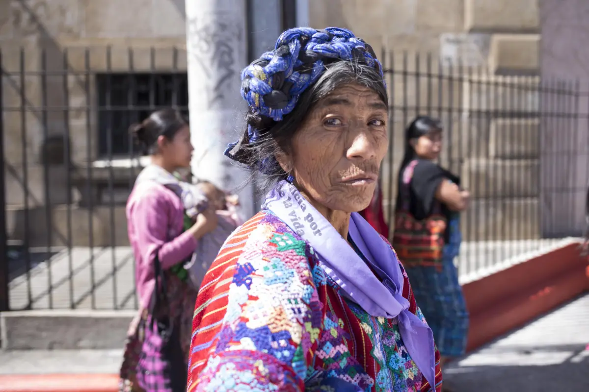 GU5001. CIUDAD DE GUATEMALA (GUATEMALA) 25/11/16.- Cientos de mujeres marchan hoy, viernes 25 de noviembre de 2016, desde la Corte Suprema de Justicia de Guatemala hacia el Palacio Nacional, en ciudad de Guatemala (Guatemala), para exigir al Estado proteg