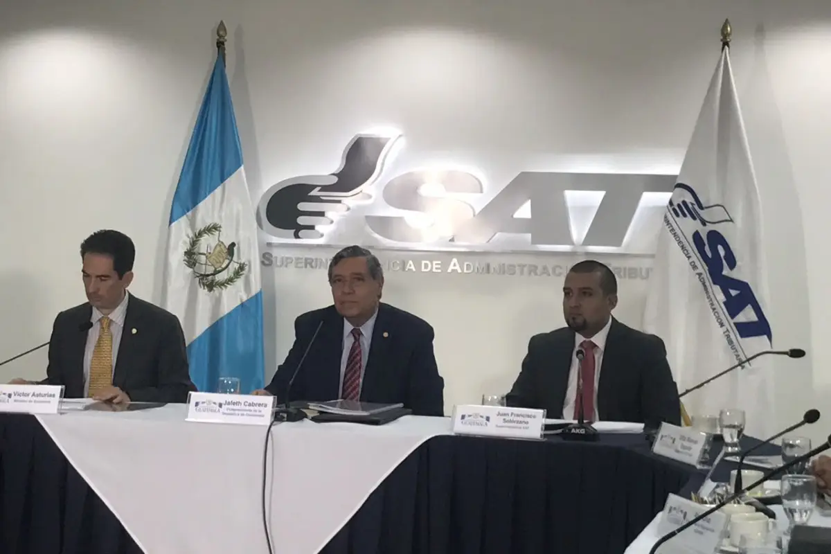 SAT presenta propuesta para combatir la defraudación y el contrabando, 