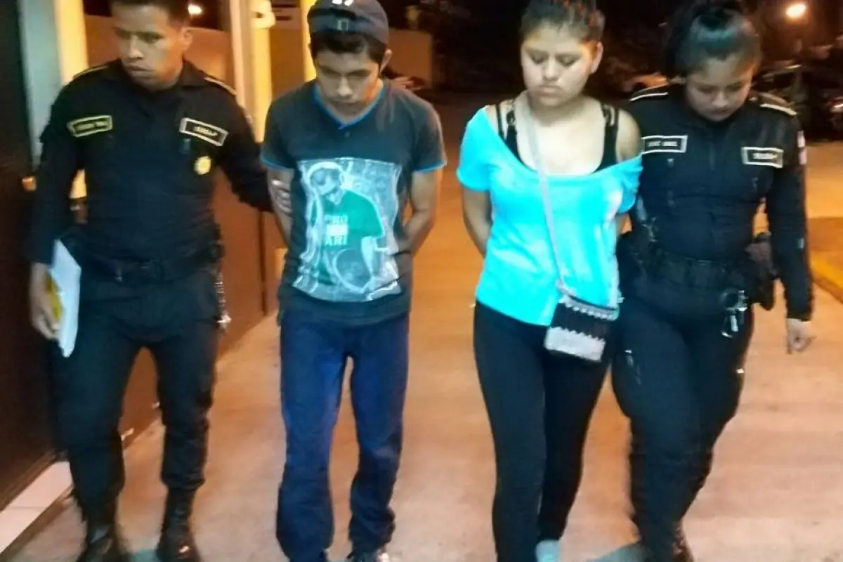 Kevin Josué Cúmez y Yoselin Noemí España, presuntos extorsionistas de la mara 18, detenidos anoche en zona 10 de Mixco, recibían Q.600., 