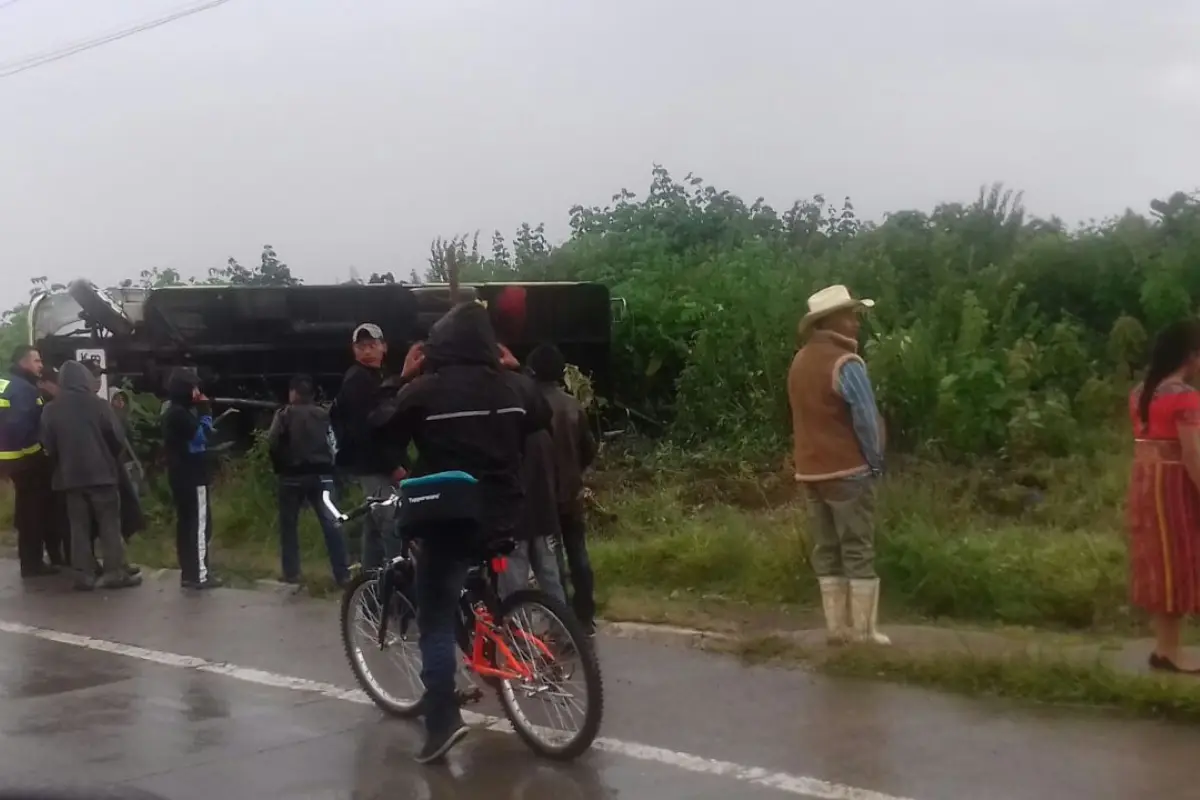 Cuatro heridos tras volcar bus en ruta Interamericana, 