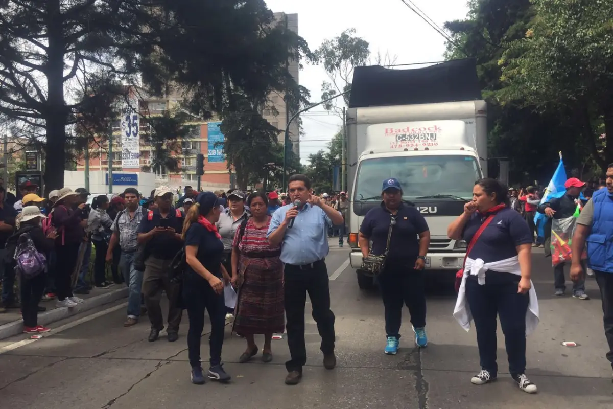 se inicia marcha pacífica del magisterio, Joviel Acevedo, encabeza la marcha., 