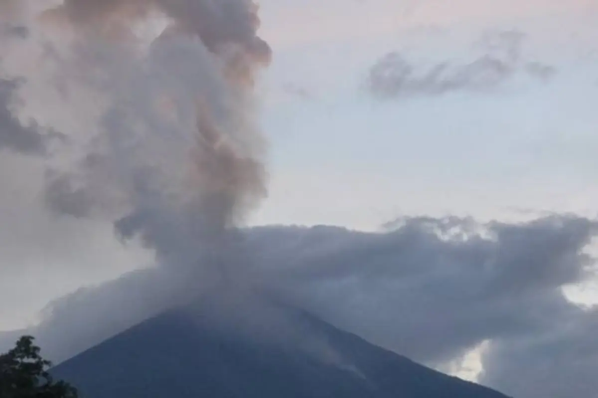 Erupción del volcán de Fuego baja de intensidad, 