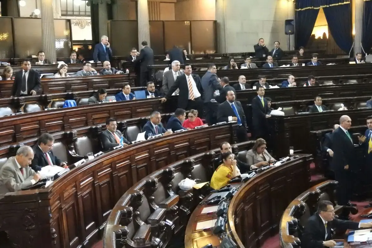 Dos bancadas desaparecerían con la renuncia de más de 100 diputados, dice Congreso Transparente, 