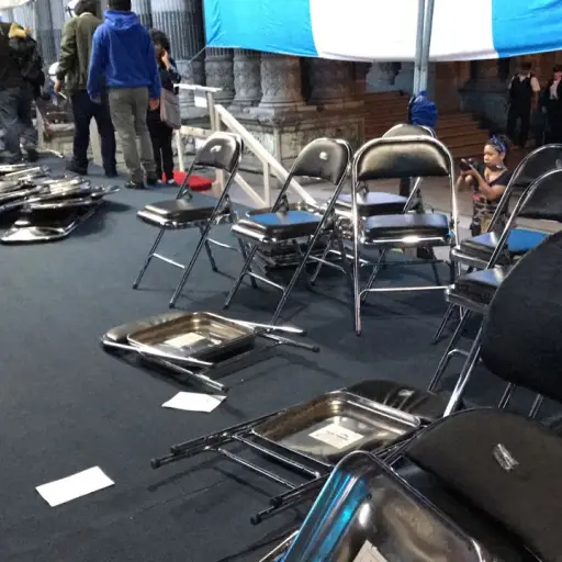 FOTOGALERÍA: manifestantes dañan escenario frente al Palacio Nacional de la Cultura ,