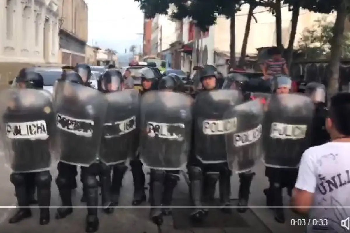 Así recibieron los manifestantes a los agentes antimotines en el Congreso, 