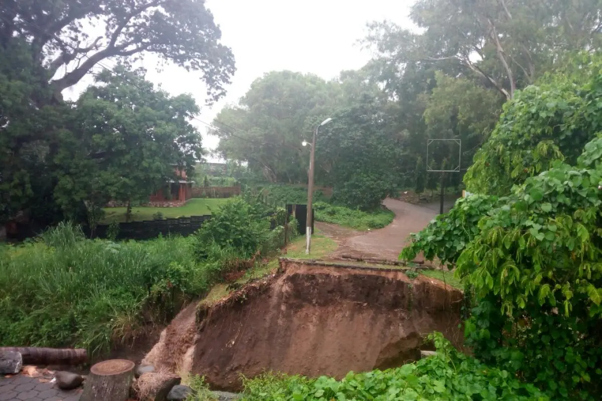 Colapsa puente que comunica al CONSUROC en Mazatenango, 