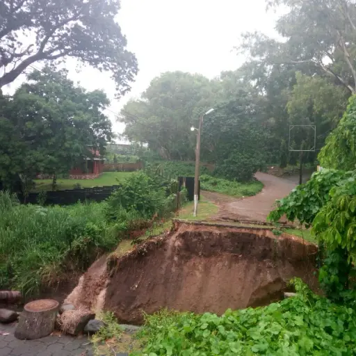 Colapsa puente que comunica al CONSUROC en Mazatenango ,