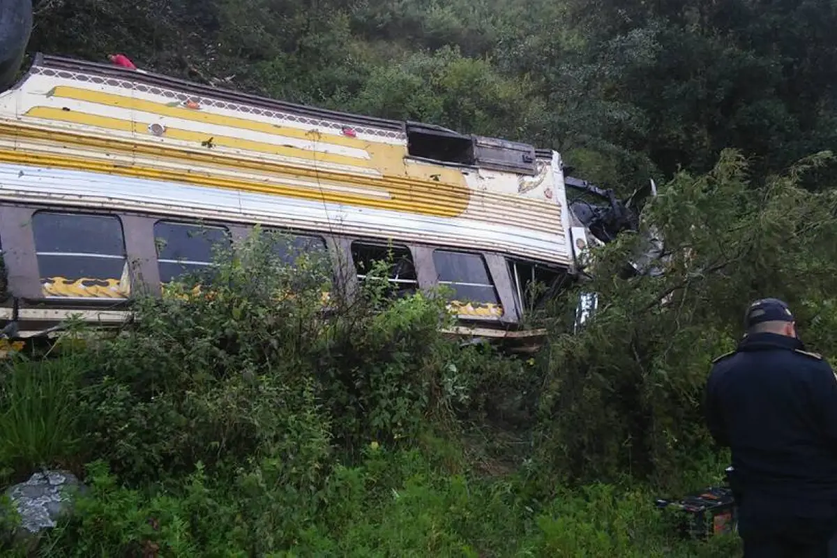 Bus colisiona con microbús