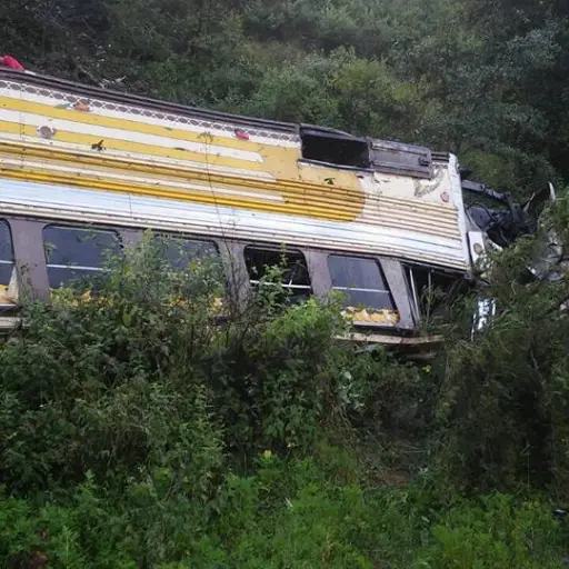 Bus colisiona con microbús