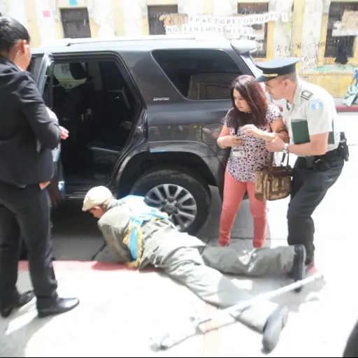 Manifestantes y tripulantes de vehículo se pelean