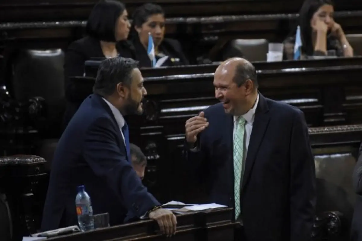 Guatemalan deputies Javier Hernandez (L) and Orlando Blanco chat before the voting for maintaining or not the immunity of Guatemalan President Jimmy Morales accused of corruption during a session of the Congress in Guatemala City on September 11, 2017.
Gu