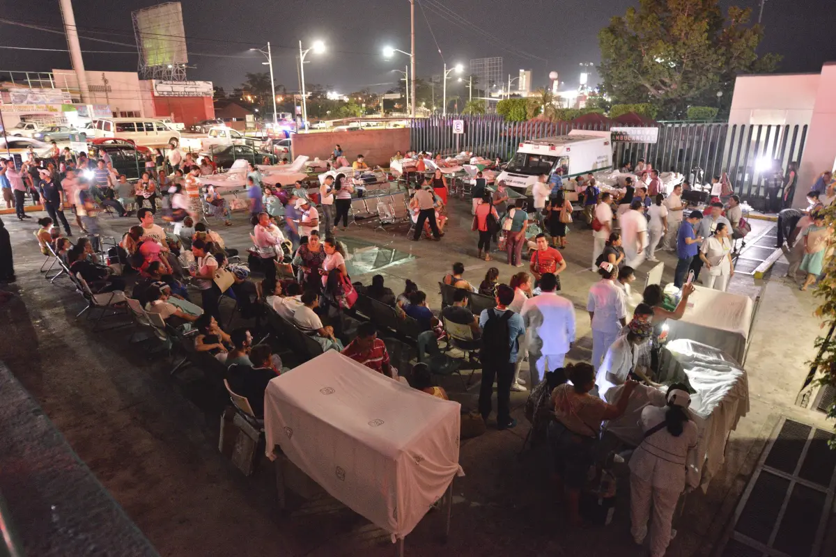 GRA005VILLAHERMOSA (MÉXICO),08/09/2017.- Pacientes y médicos de un hospital en Villahermosa ( México) permanecen fuera hoy, viernes 8 de septiembre de 2017, tras un fuerte sismo de magnitud ocho en la escala abierta de Richter sacudió hoy violentamente a 