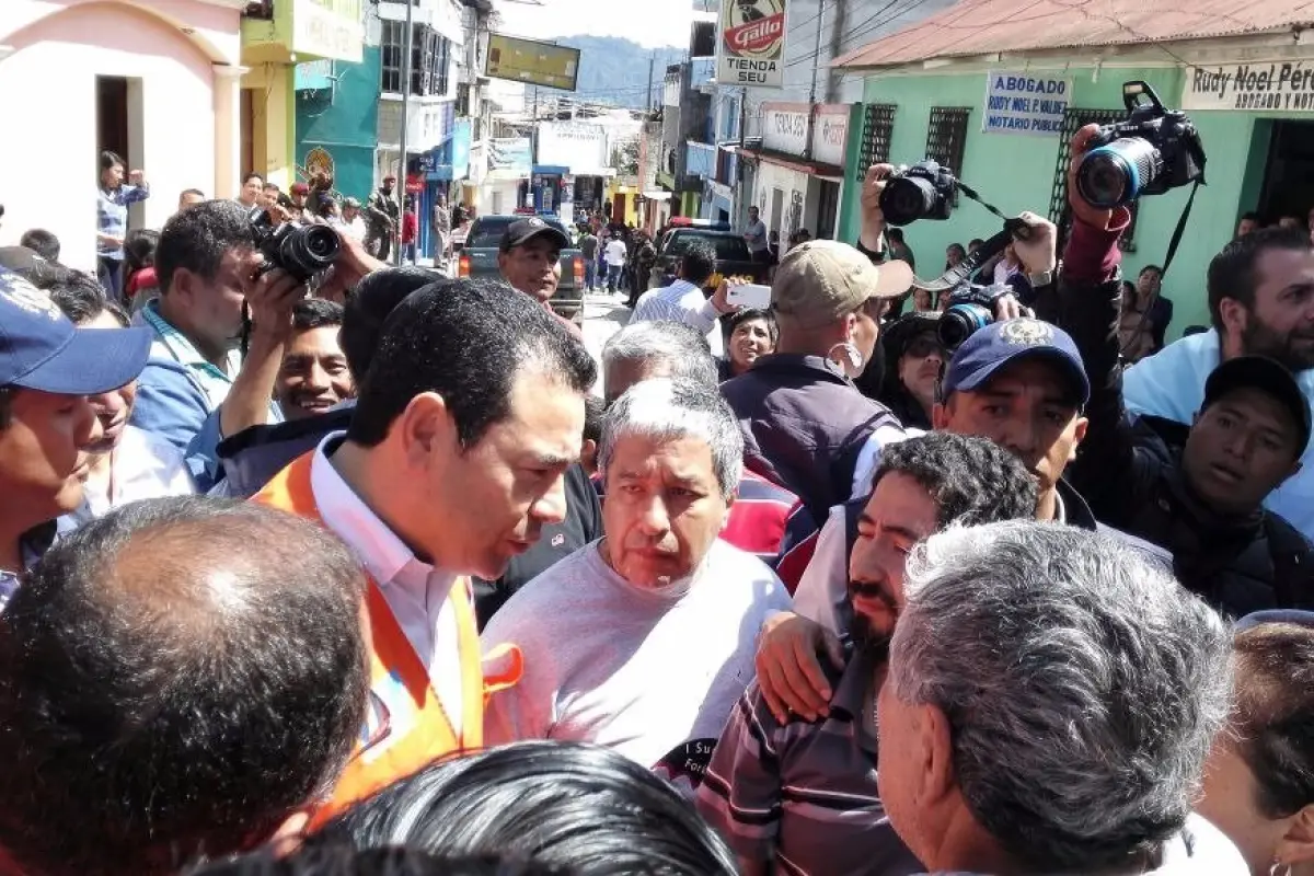 Afectados por el terremoto le dicen al Presidente que cumpla los ofrecimientos de ayuda