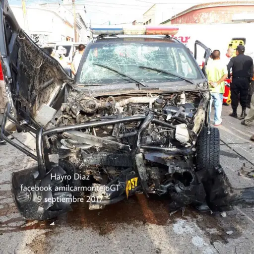 Choque entre patrulla y camión de valores