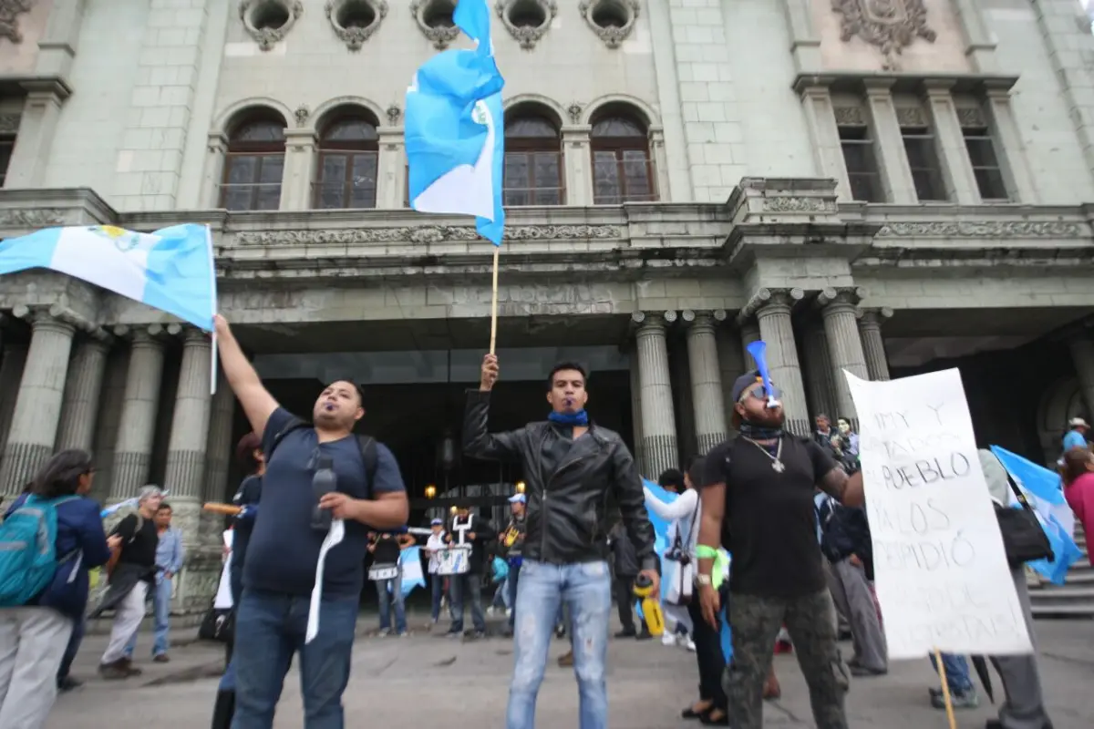 FOTOGALERÍA: manifestantes contra la impunidad acuden de nuevo a la Plaza, 