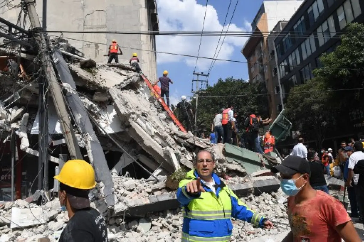 Rescuers search for survivors amid the rubble of a collapsed building after a powerful quake in Mexico City on September 19, 2017.
A powerful earthquake shook Mexico City on Tuesday, causing panic among the megalopolis' 20 million inhabitants on the 32nd 