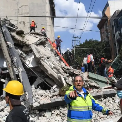 Rescuers search for survivors amid the rubble of a collapsed building after a powerful quake in Mexico City on September 19, 2017.A powerful earthquake shook Mexico City on Tuesday, causing panic among the megalopolis' 20 million inhabitants on the 32nd 