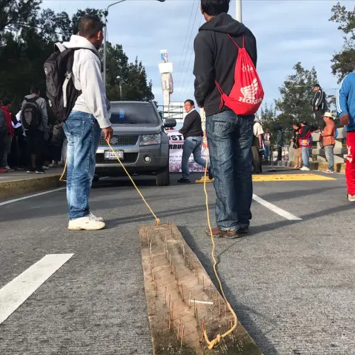 Entérese porqué manifestantes utilizan tablas con clavos ,