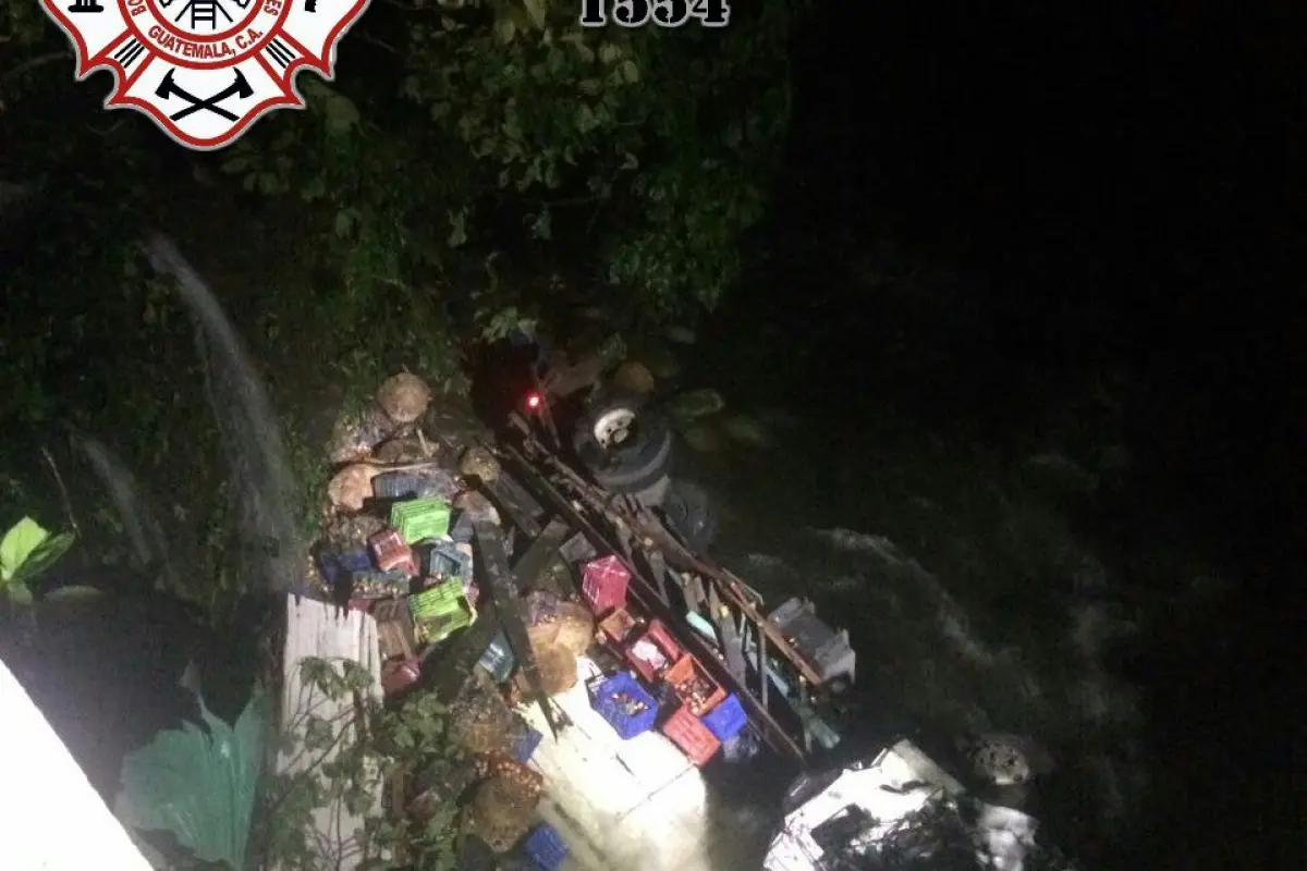 Rescatan con vida a tripulantes de un camión tras caer en río Negro en San Marcos, 