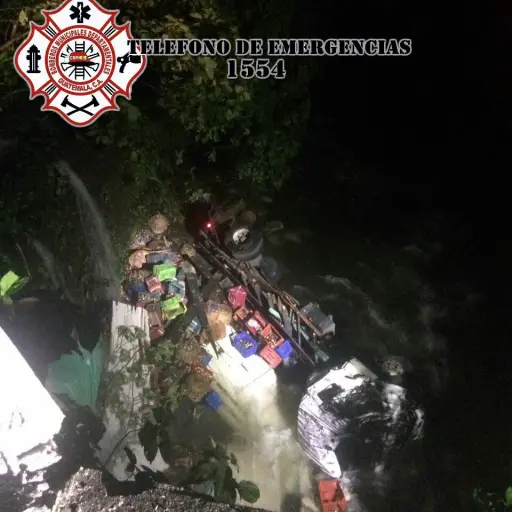 Rescatan con vida a tripulantes de un camión tras caer en río Negro en San Marcos ,