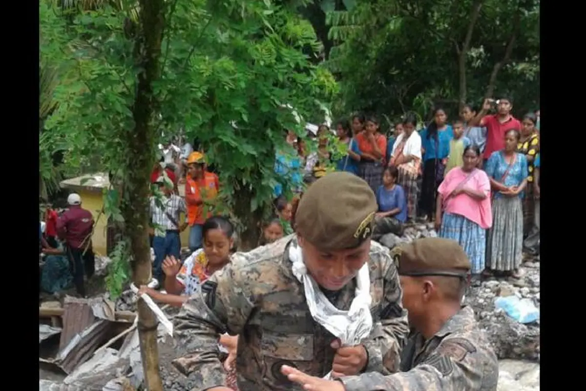 VIDEO: Así le salvan la vida a personas los elementos del Ejército en Alta Verapaz, 