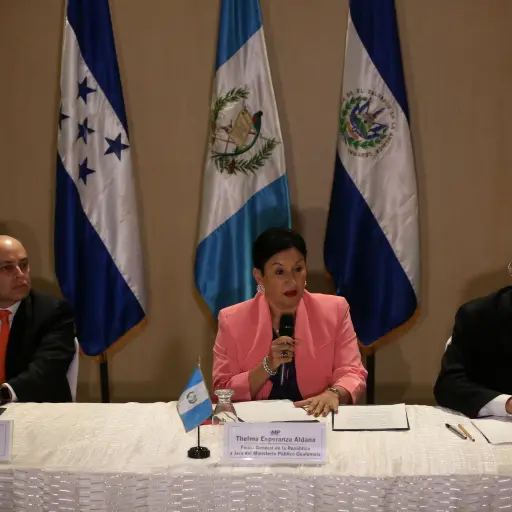 GU3002. CIUDAD DE GUATEMALA (GUATEMALA), 08/02/2017.- Los fiscales generales de Honduras, Óscar Fernando Chinchilla (i), de El Salvador, Douglas Meléndez (d), y de Guatemala, Thelma Aldana (c), se reúnen hoy, miércoles 8 de febrero de 2017, en ciudad de G