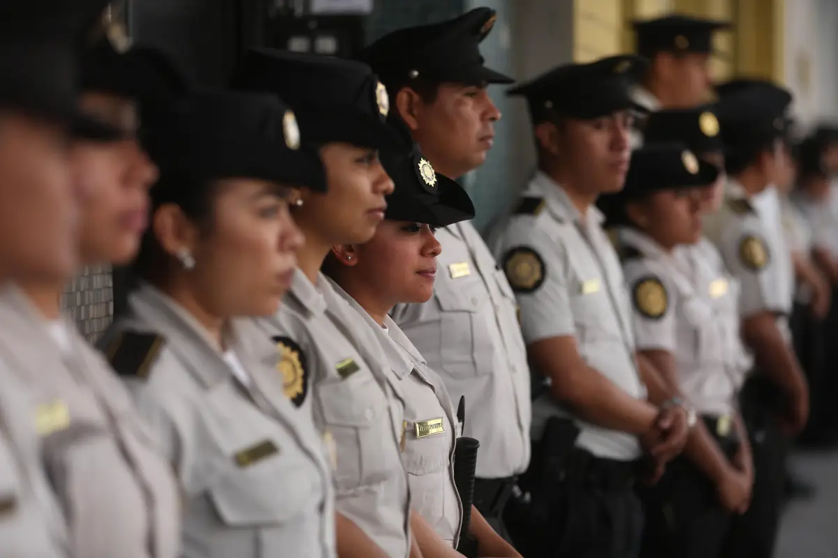 Policía desplaza fuerte contingente de seguridad al Congreso de Guatemala, 