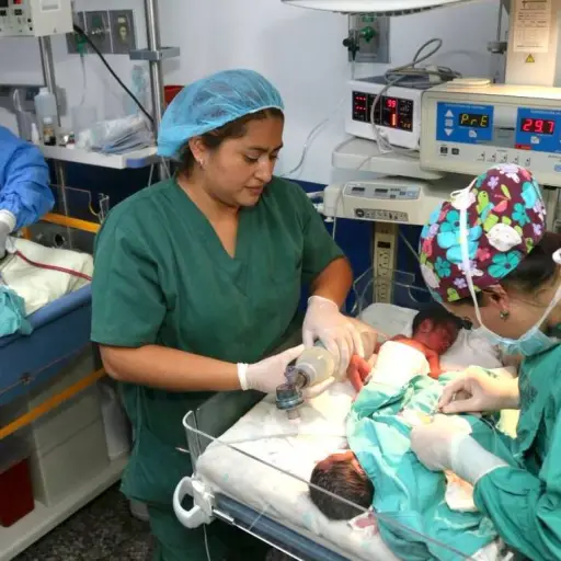 Mujer da a luz a trillizas en la Capital ,