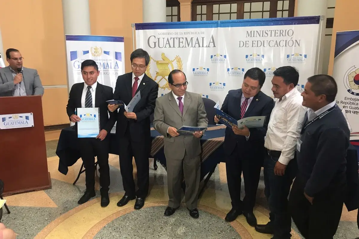 Corea del Sur entrega becas a maestros guatemaltecos, 