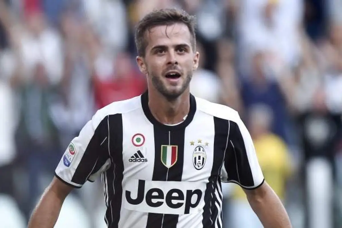 Pjanic celebrando un gol, 