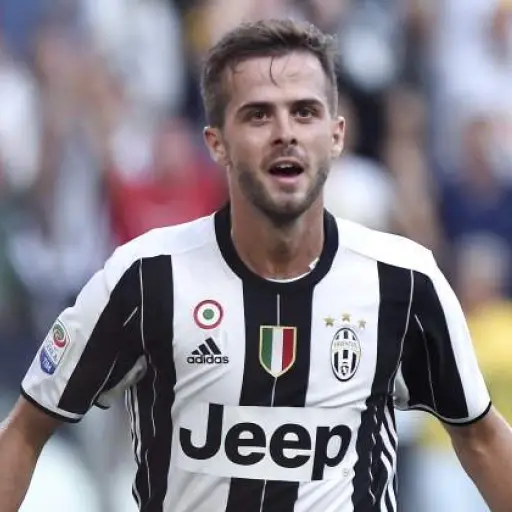 Pjanic celebrando un gol ,