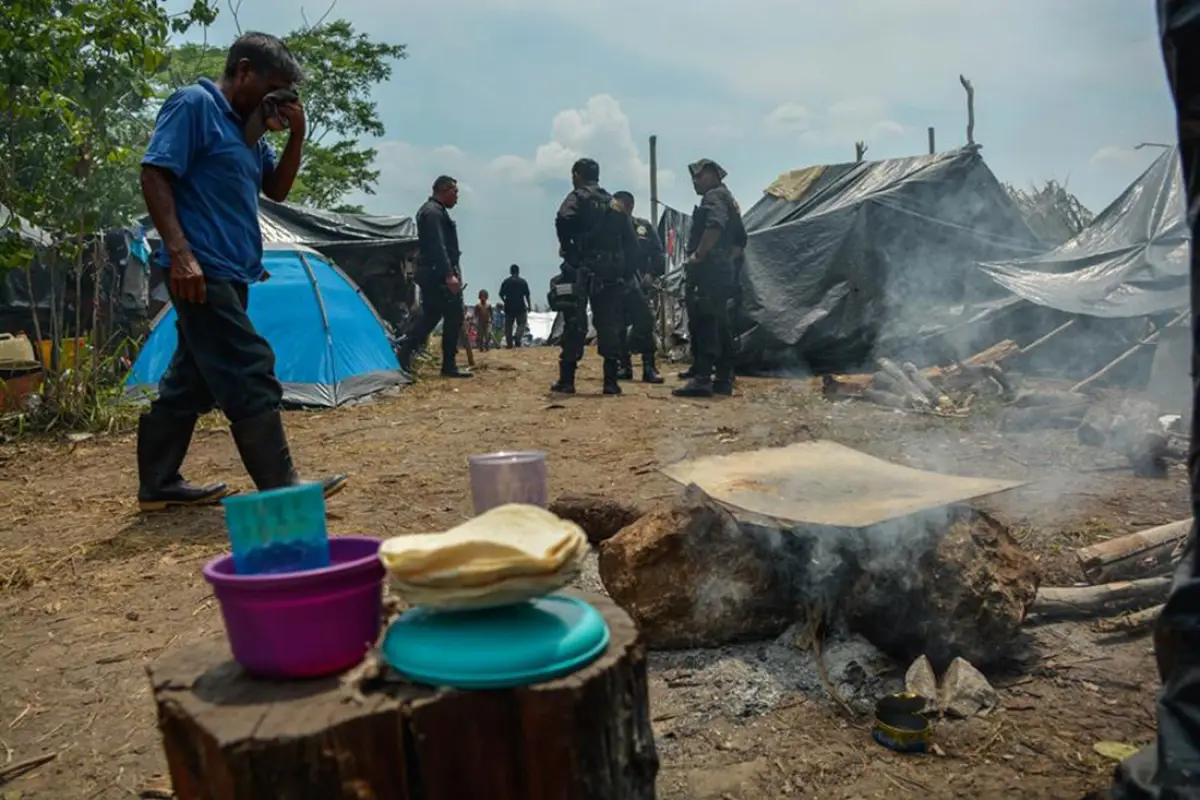 **ACOMPAÑA CRÓNICA: MÉXICO GUATEMALA ** MEX01. CANDELARIA (MÉXICO), 07/08/2017.- Fotografía sin fechar cedida por La 72, Hogar-Refugio para Personas Migrantes, hoy, lunes 7 de agosto de 2017, de un grupo de guatemaltecos de la comunidad de Laguna Larga qu