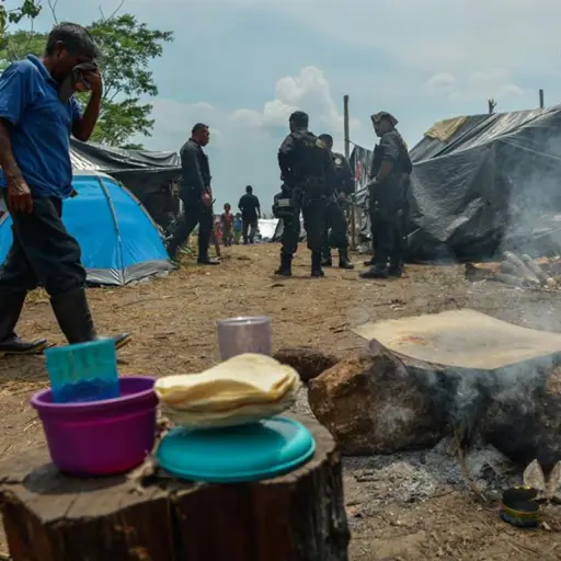 **ACOMPAÑA CRÓNICA: MÉXICO GUATEMALA ** MEX01. CANDELARIA (MÉXICO), 07/08/2017.- Fotografía sin fechar cedida por La 72, Hogar-Refugio para Personas Migrantes, hoy, lunes 7 de agosto de 2017, de un grupo de guatemaltecos de la comunidad de Laguna Larga qu