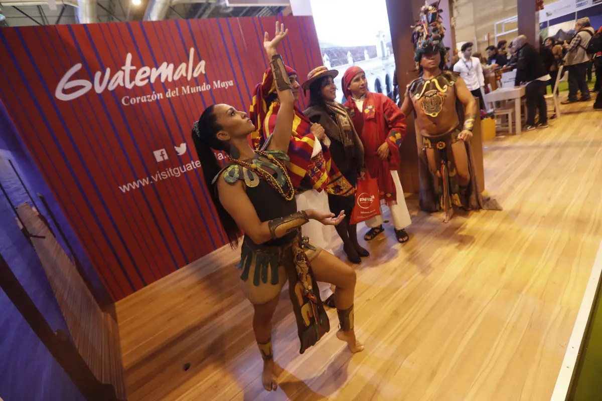 GRA087. MADRID, 22/01/2017.- Animadores posan con trajes típicos en el estand de Guatemala en la Feria Internacional del Turismo (FITUR) 2017 que se celebra en el recinto ferial IFEMA, en Madrid. EFE/Javier Lizón