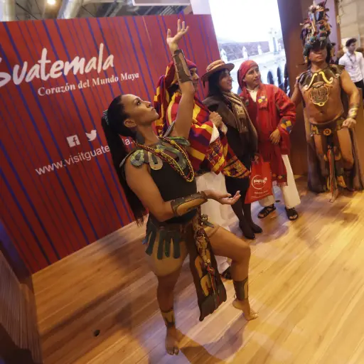 GRA087. MADRID, 22/01/2017.- Animadores posan con trajes típicos en el estand de Guatemala en la Feria Internacional del Turismo (FITUR) 2017 que se celebra en el recinto ferial IFEMA, en Madrid. EFE/Javier Lizón