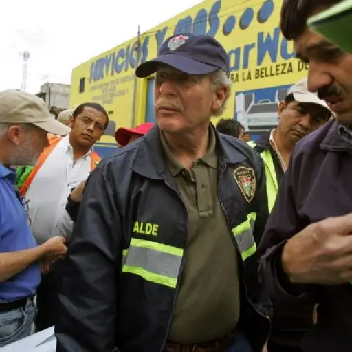Alvaro Arzu, alcalde de Ciudad de Guatemala, permanece en el sitio del colapso de la red de drenaje en el barrio San Antonio, al norte de Ciudad de Guatemala, el 23 de Febrero de 2007. Al menos tres personas se encuentran desaparecidas y unas 100.000 tend
