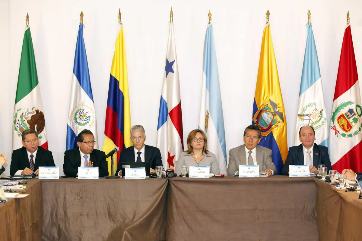 PA1001  CIUDAD DE PANAMÁ (PANAMÁ) 30/10/2017.- De izq. a der. Los fiscales generales de El Salvador, Douglas Meléndez; de Perú, Pablo Sánchez; de Suiza, Michael Lauber; la procuradora general de Panamá, Kenia Porcell, el fiscal general de Colombia, Nésto